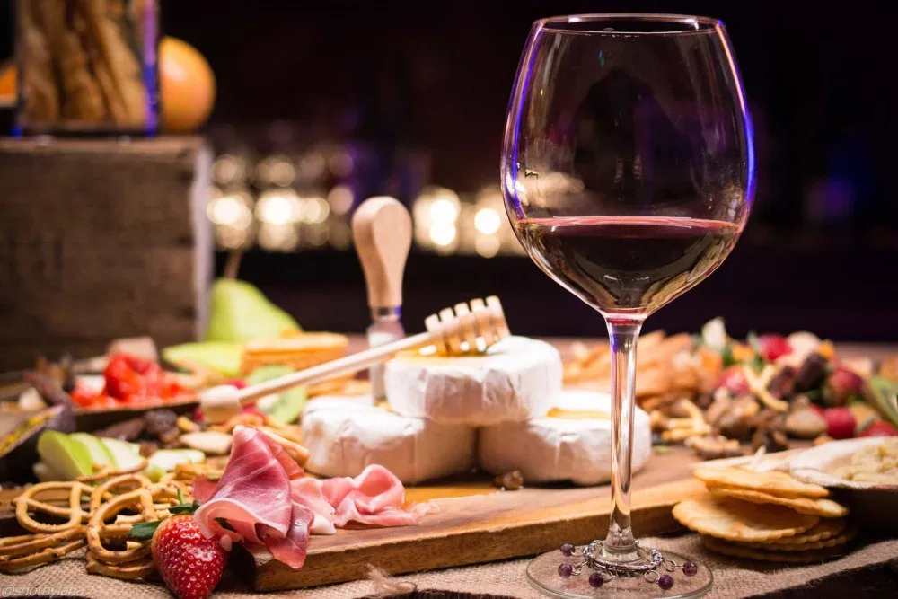 Vino & Bites